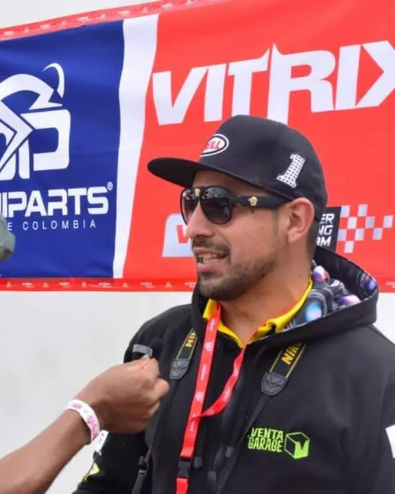 Javier Garzón en entrevista con medios en el autódromo