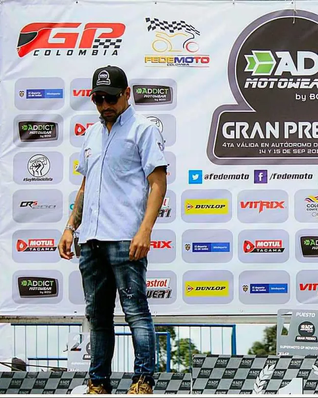 Javier Garzón en el podio del GP Colombia, campeonato nacional de motovelocidad de Fedemoto