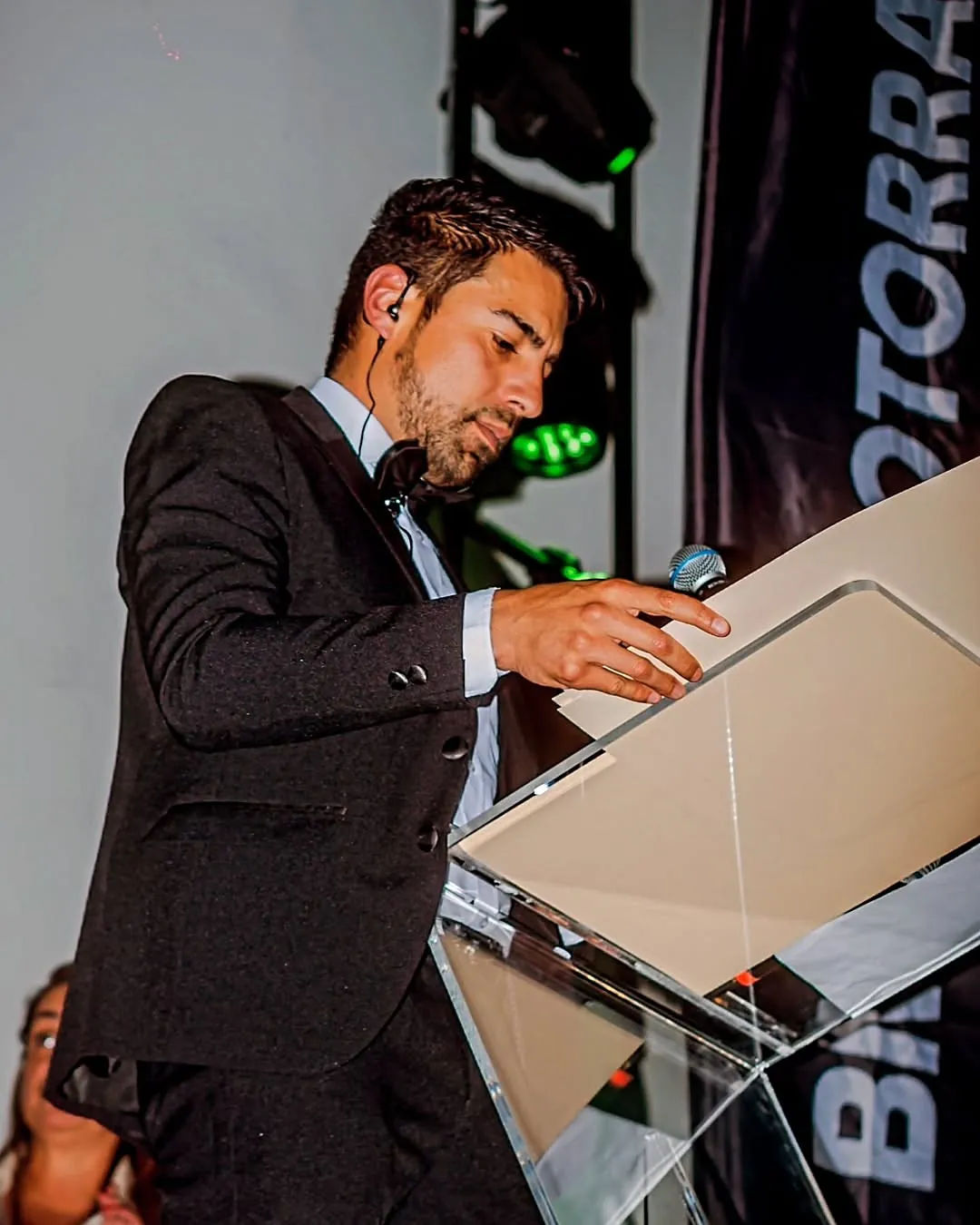 Javier Garzón como maestro de ceremonias en una gala del motociclismo